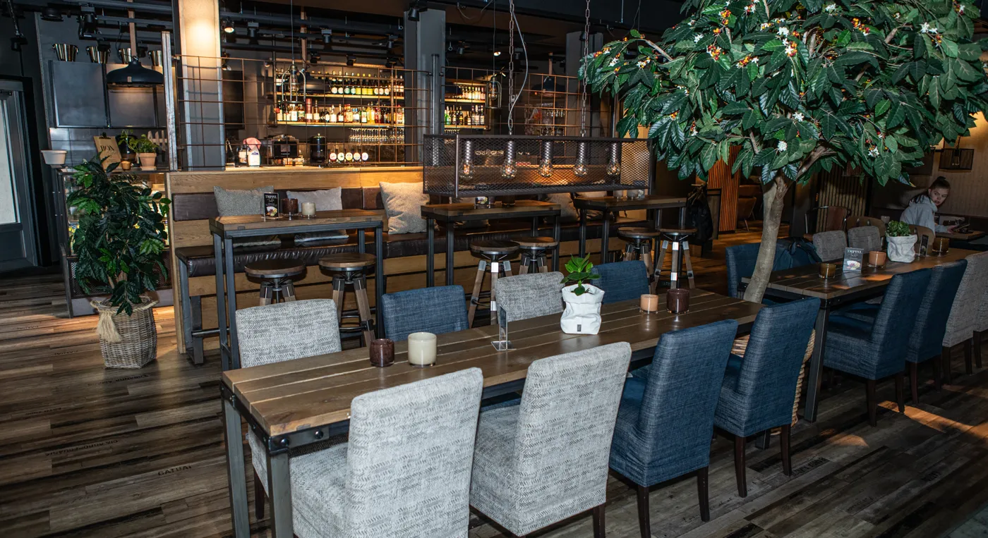 En restaurang med ett träd mitt i lokalen.