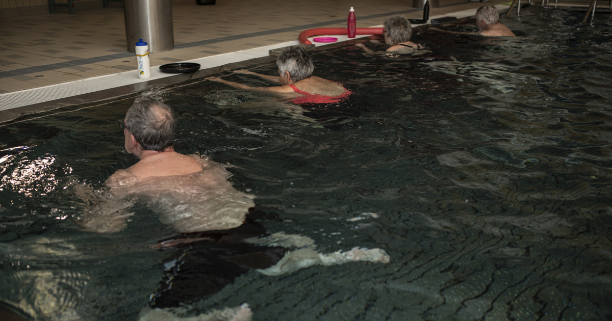 En grupp människor i en simbassäng.