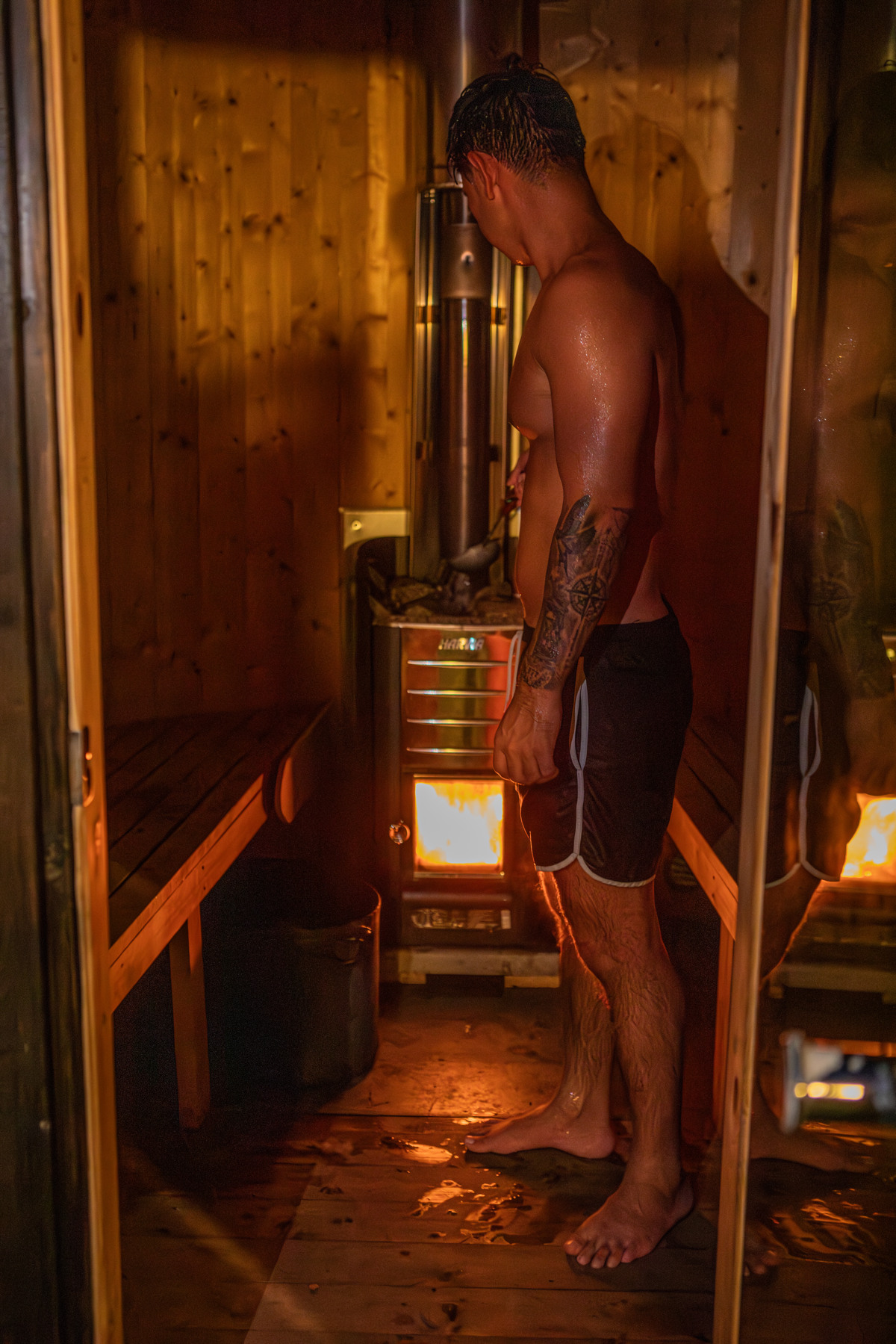 En man står framför ett bastuaggregat.