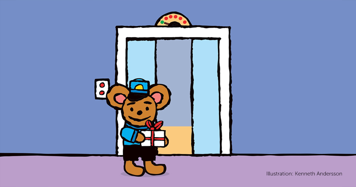 Bilden visar en tecknad björn som står med ett paket utanför en hissdörr.