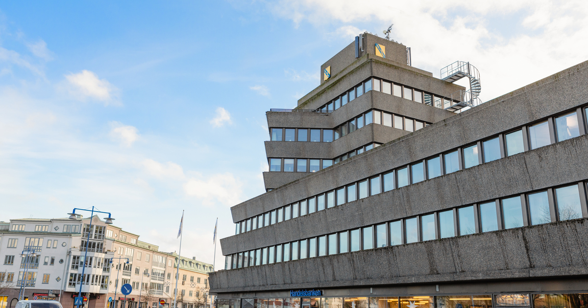 Stadshuset mot blå himmel.