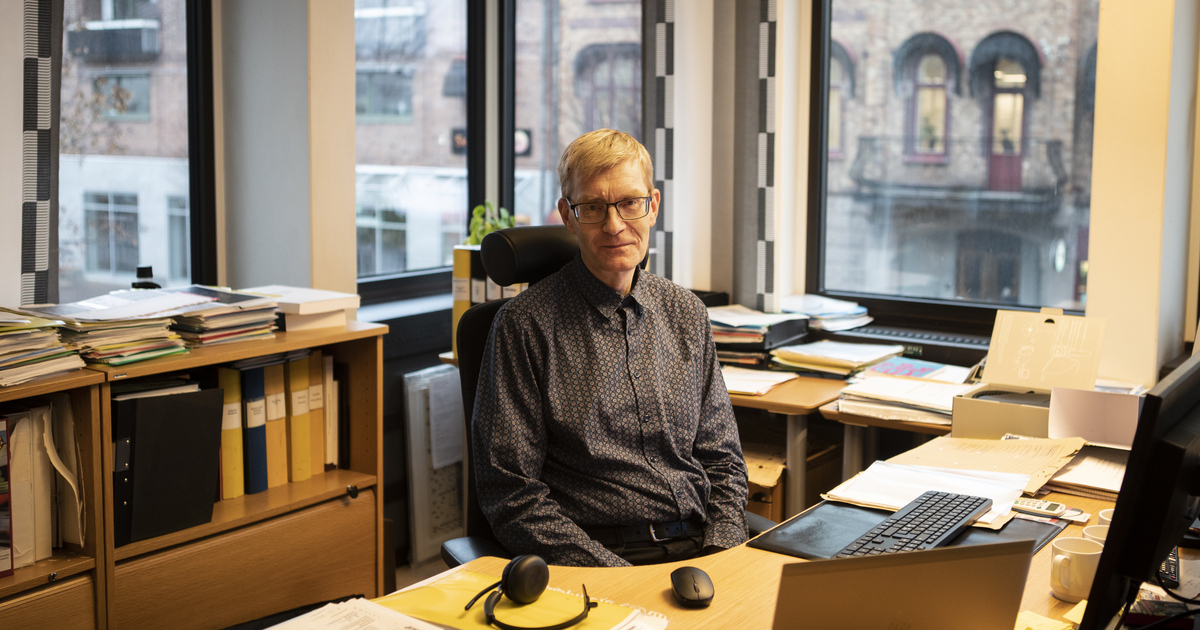 En man sitter vid ett skrivbord