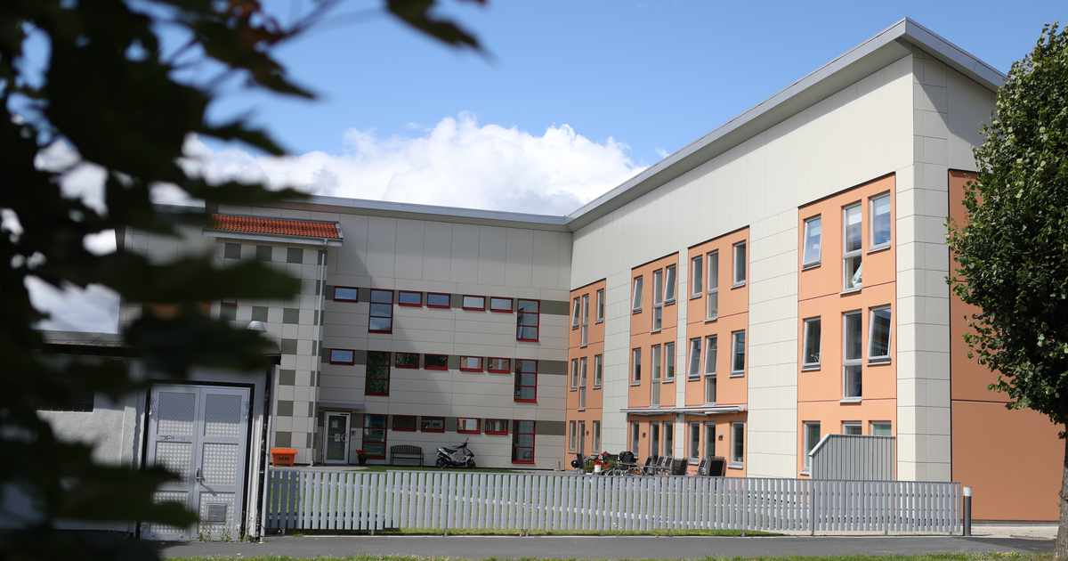 En bild av en tre våningar hög byggnad tagen från andra sidan gatan.