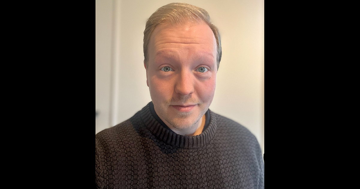 Närbild på man med stickad tröja