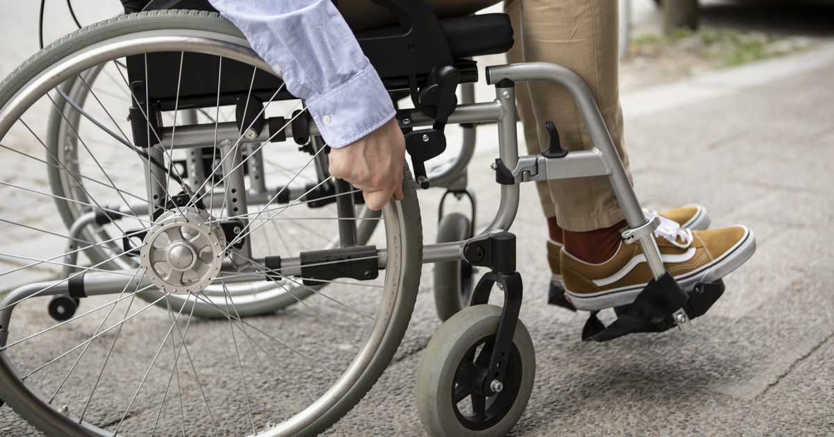 Man i rullstol