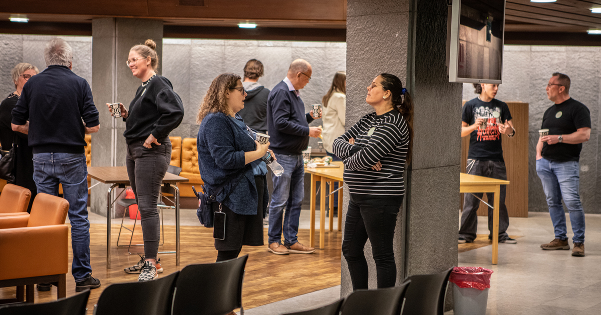 Ett tiotal personer samtalar i mindre grupper.