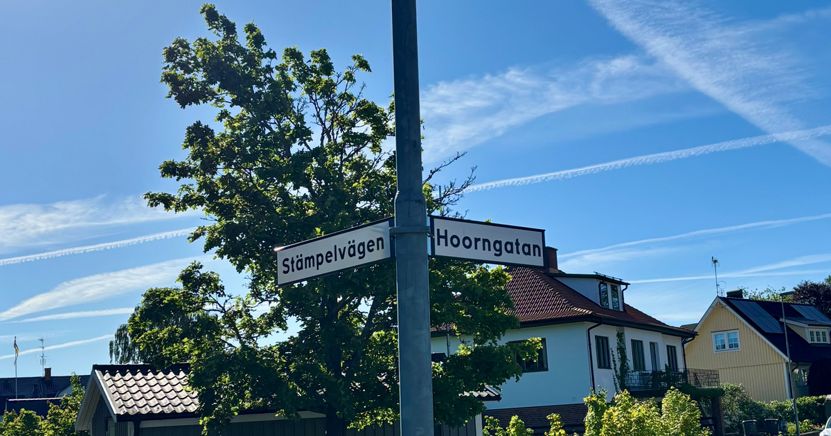 Vägskylt i centralort.