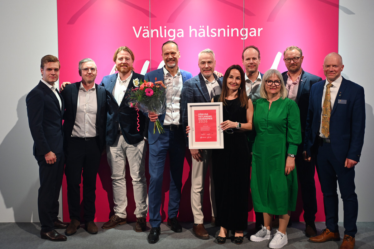 Ett gäng representanter från pristagaren OBOS tillsammans med prisutdelarna har ställt upp sig framför en fotovägg.