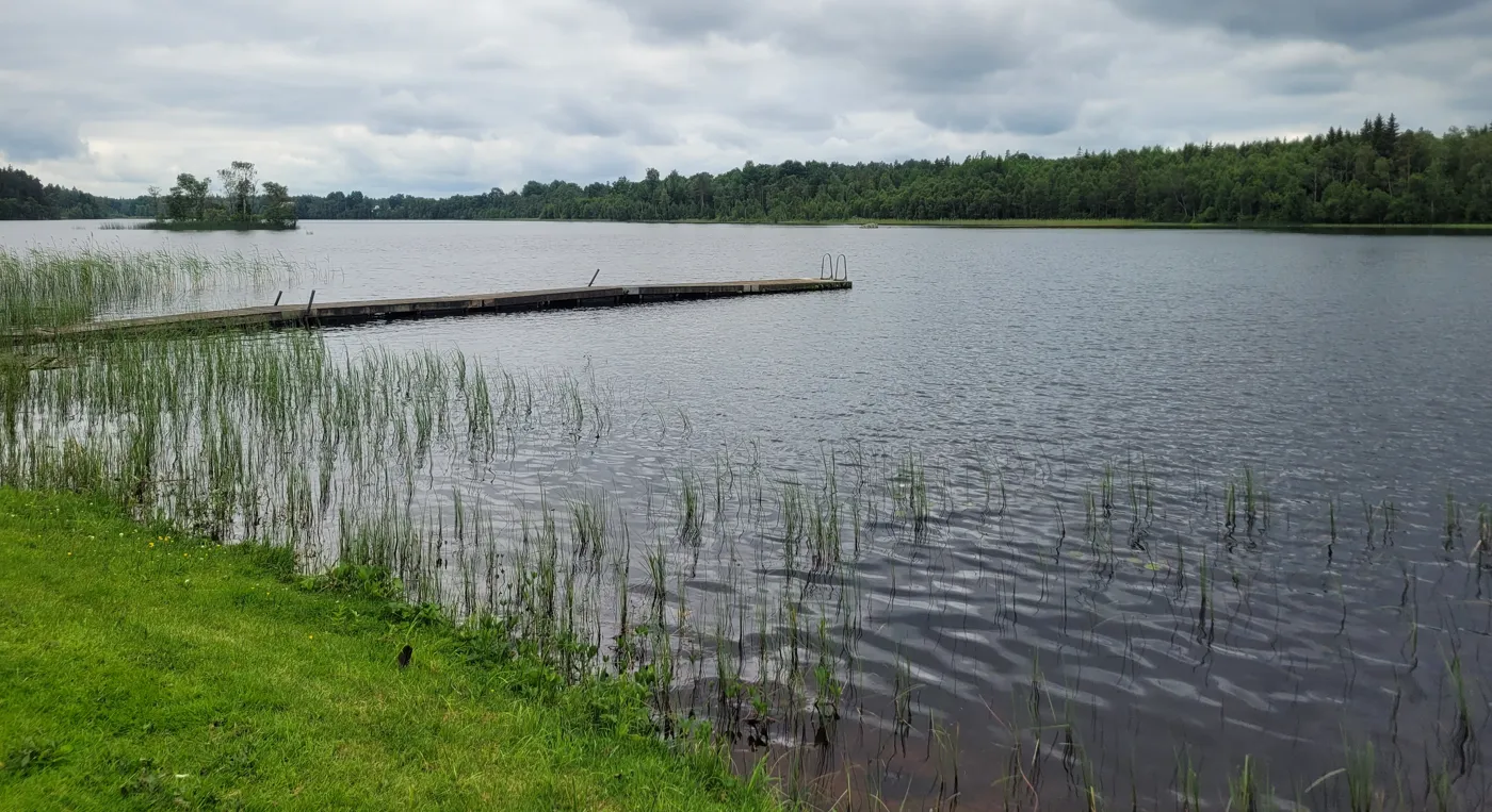 Hjämåkrabadet med en brygga ut i vattnet.