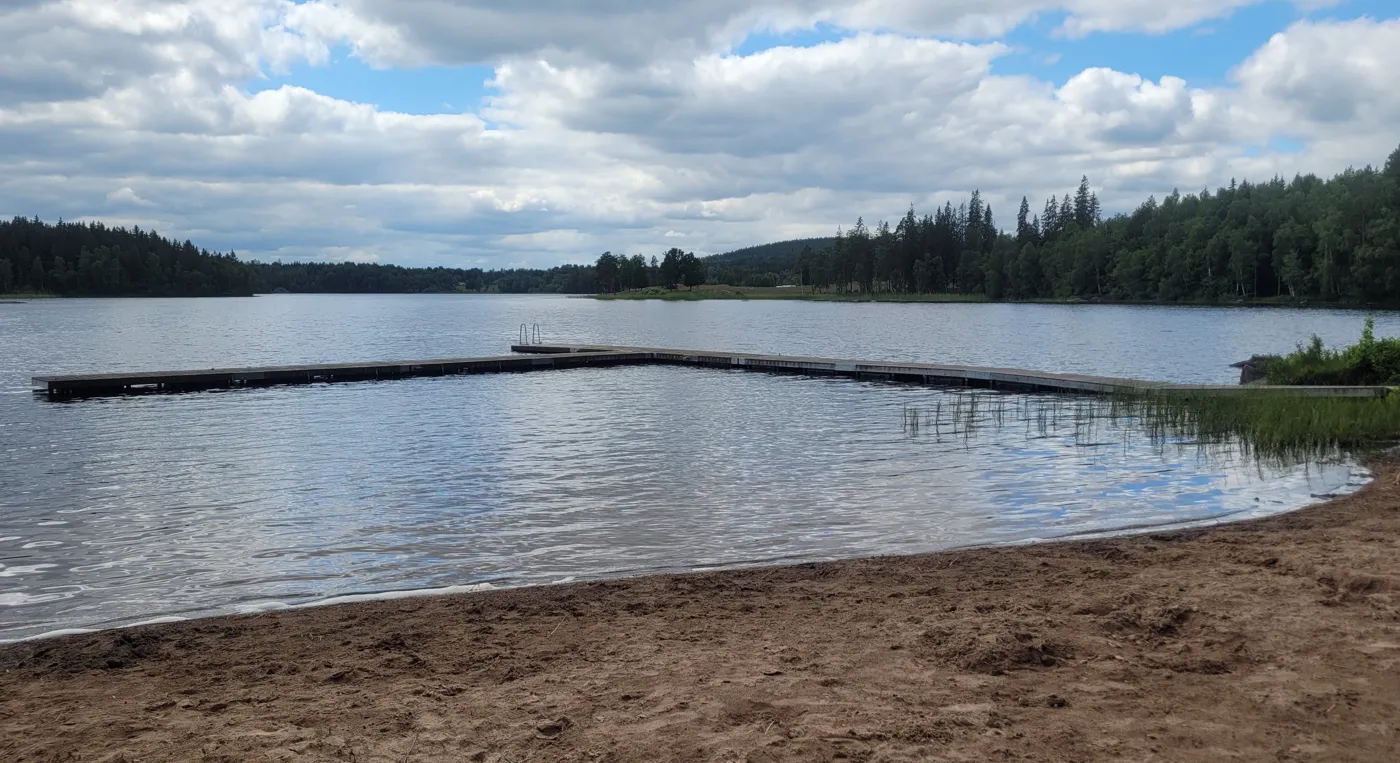 Karsnäsbadet som ligger intill en skog.
