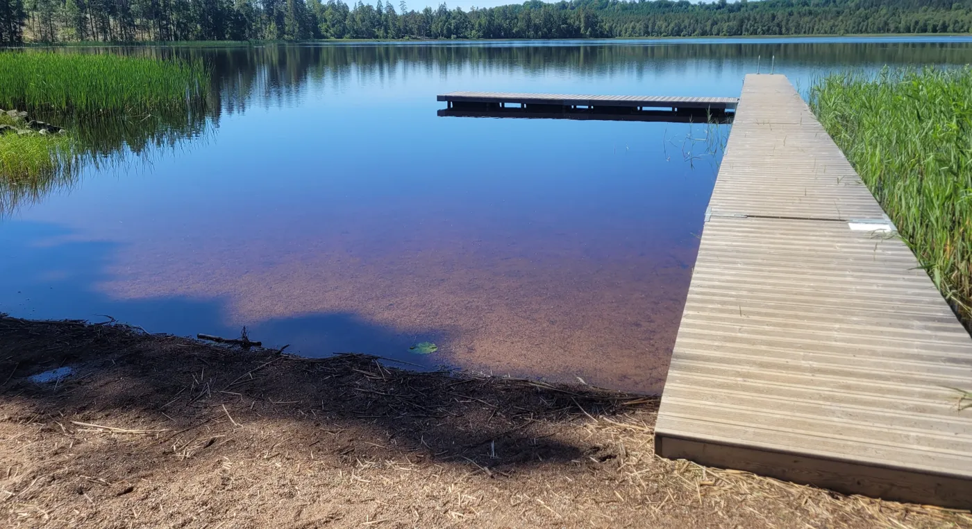 En träbrygga som ligger intill ett Kolsjöns badplats.