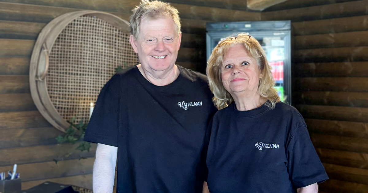 Ägarna till Kaffeladan står i träbaren.