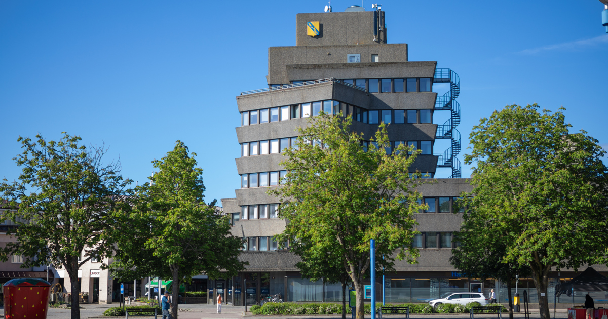Vetlanda stadshus en sommardag med blå himmel.