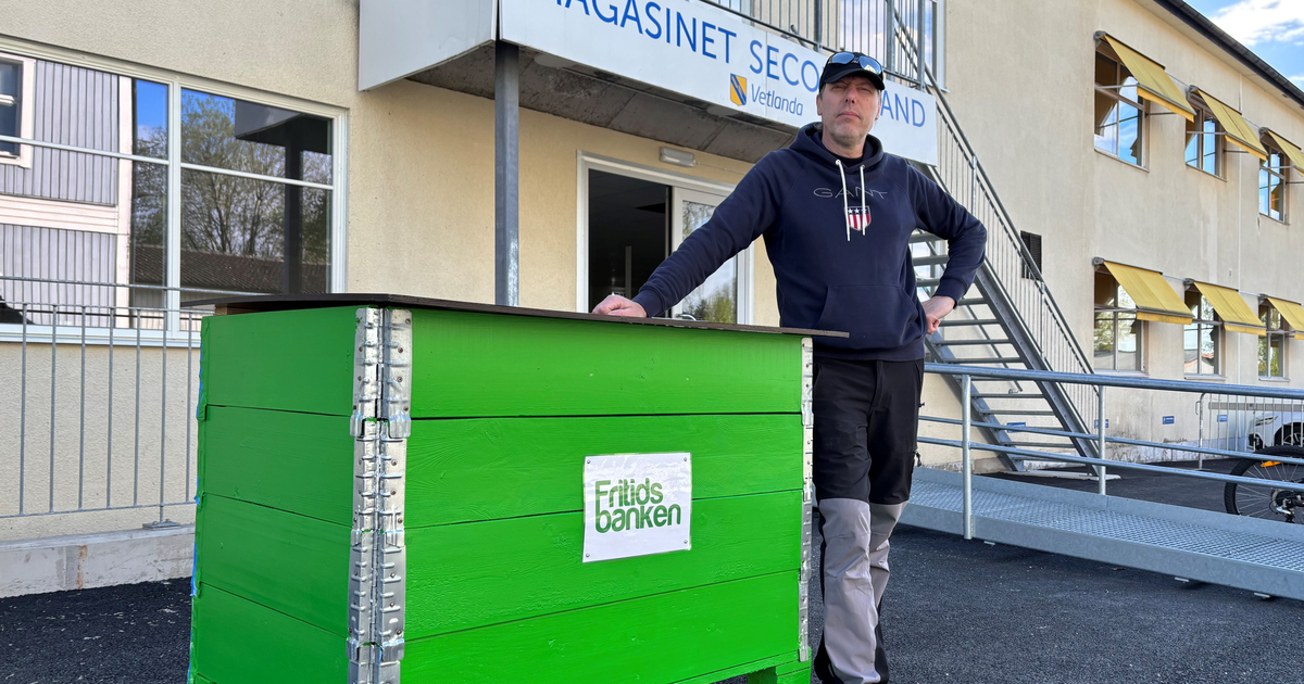 Ola vid en grönmålad låda med texten Fritidsbanken.