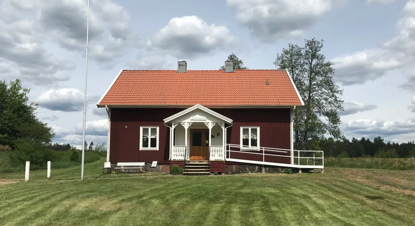 Ett litet rött hus med rött tak.