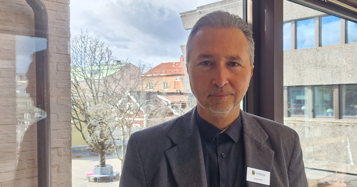 Person med träd och hus i bakgrunden.