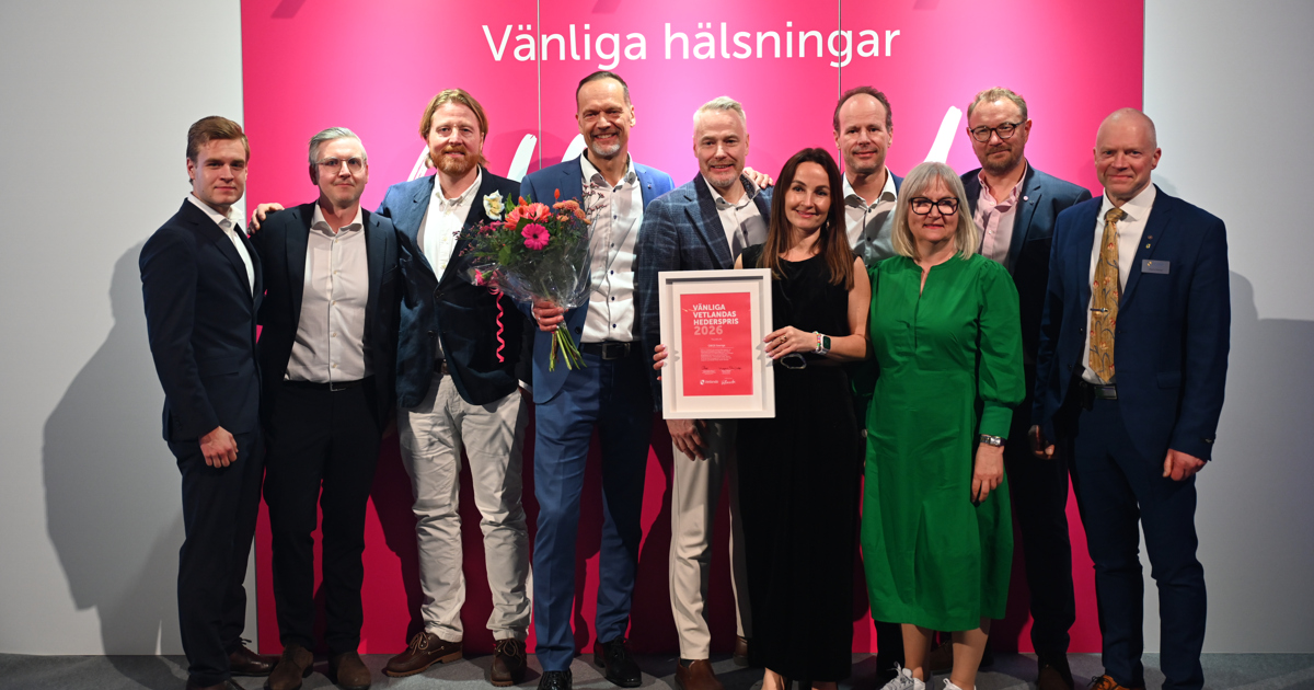 Ett gäng representanter från pristagaren OBOS tillsammans med prisutdelarna har ställt upp sig framför en fotovägg.