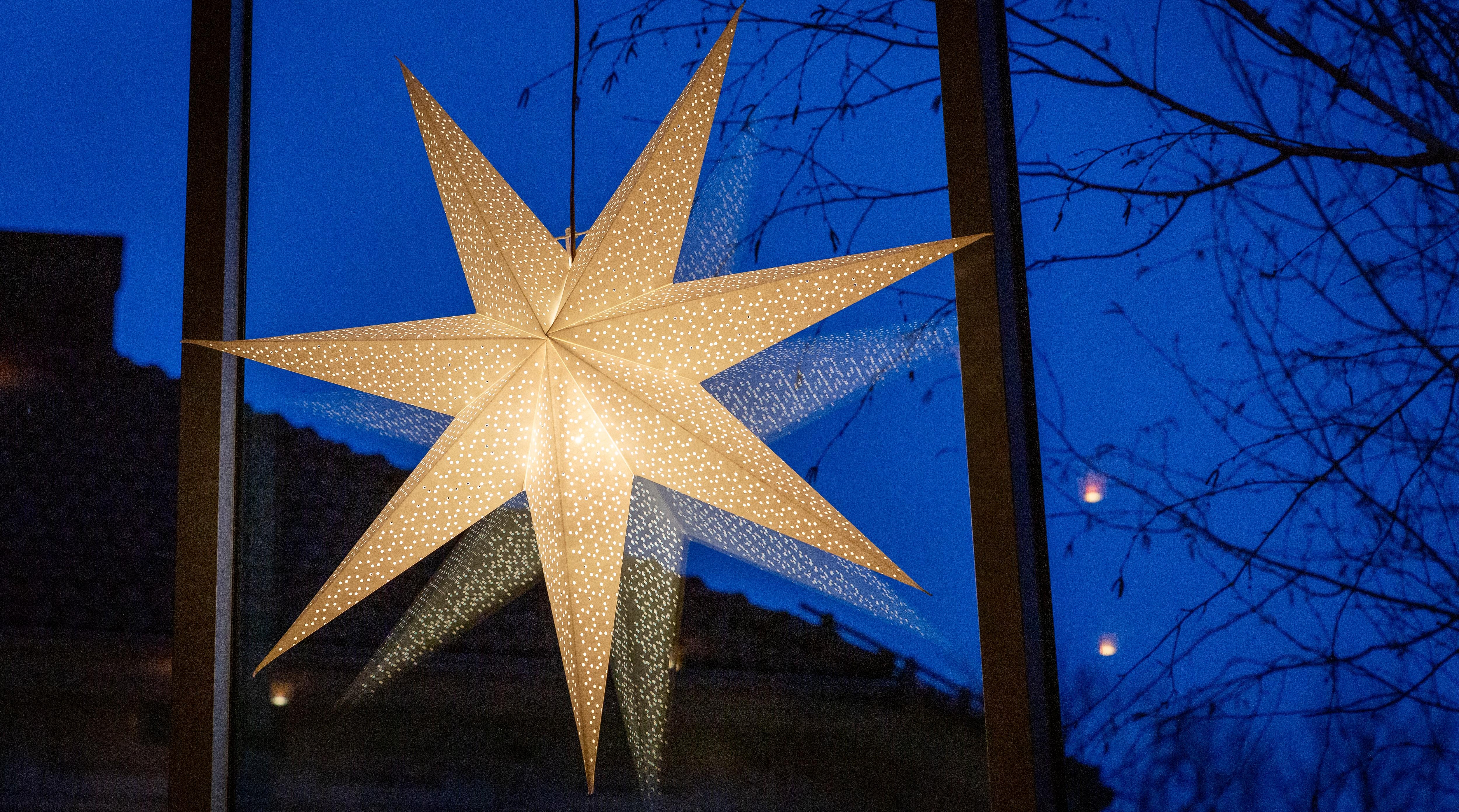 En stjärna lyser i ett fönster.