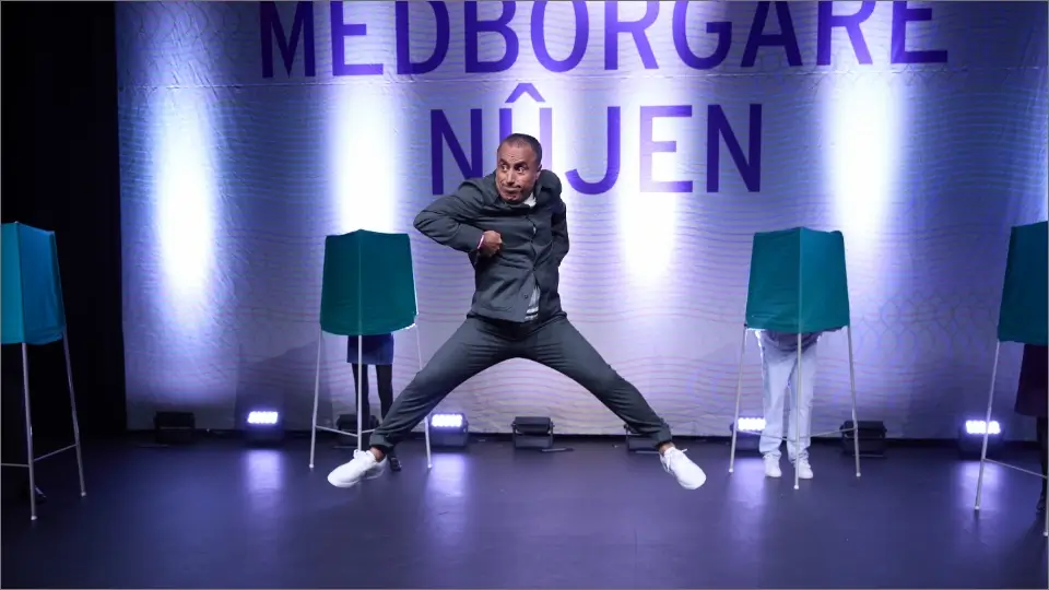 Özz hoppar på scenen.