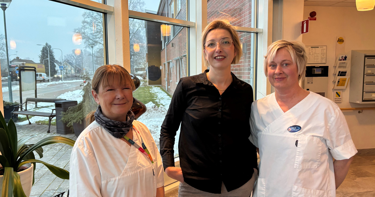 Tre kvinnor står i entrén till ett äldreboende