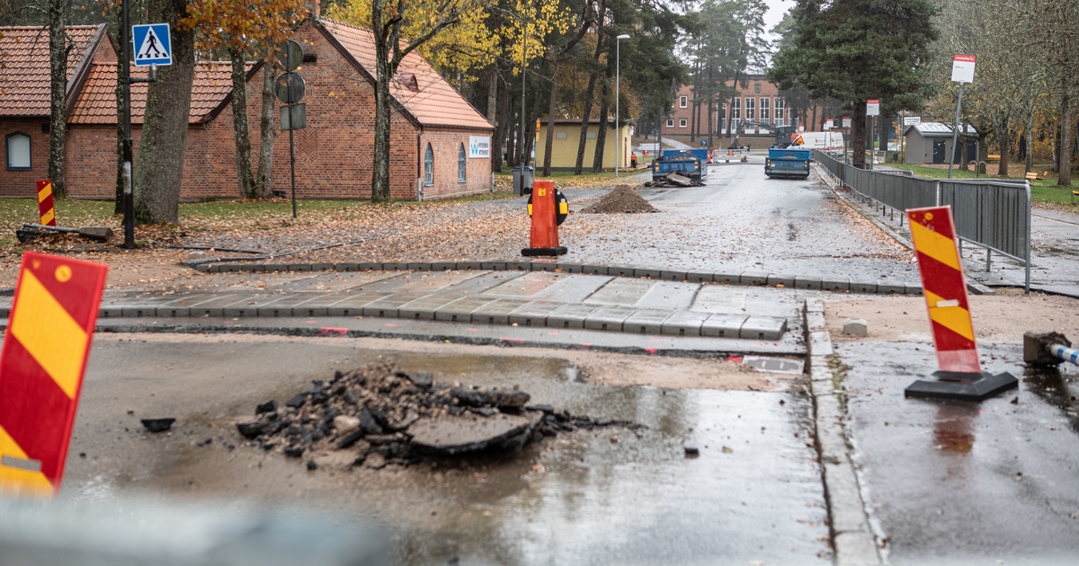 En väg är avstängd och innanför avspärrningarna håller två upphöjningar för cykel- och gångöverfarter på att ta form.