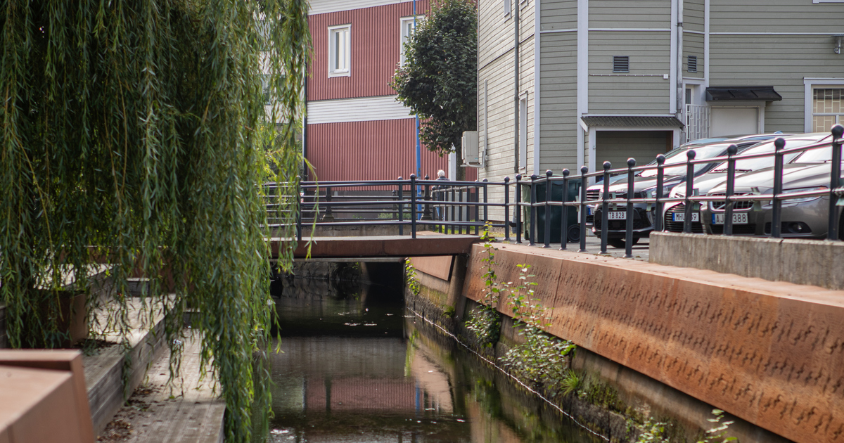 En bäck med en bro i bakgrunden.