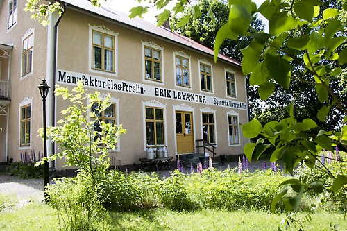 Byggnad i grönska.