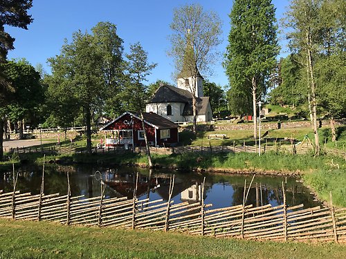 Sjö framför byggnader.
